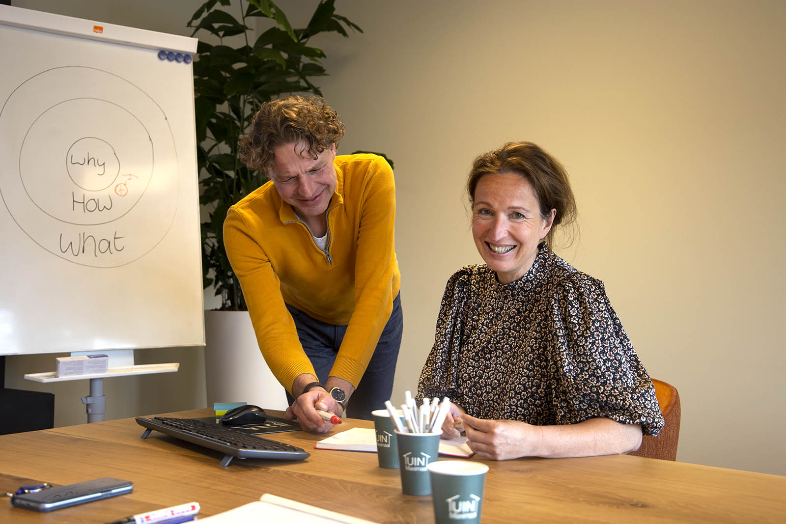 Twee medewerker van Supply Chain in overleg