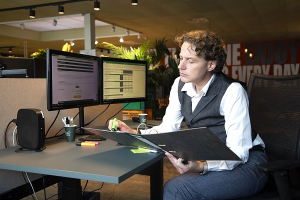 Projectmanager aan het werk in de kantoortuin van Tuinmaximaal.