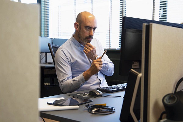 Achter de computer aan het werk