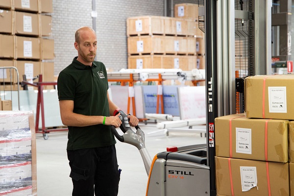 medior magazijnmedewerker aan het werk met EPT
