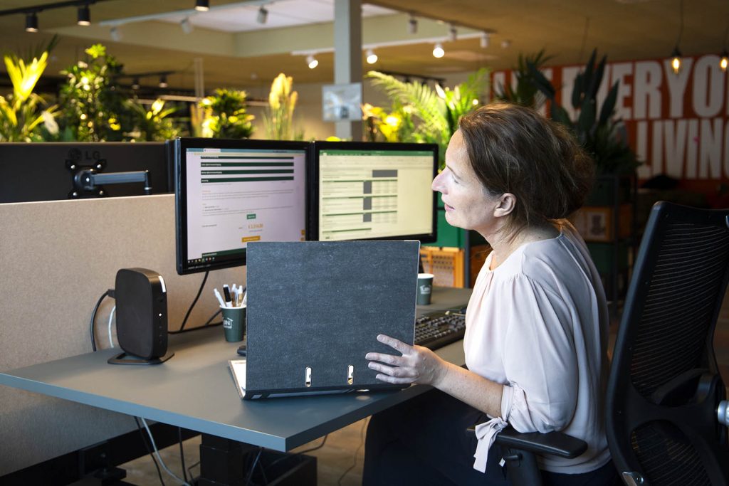 Medewerker planning in overleg.