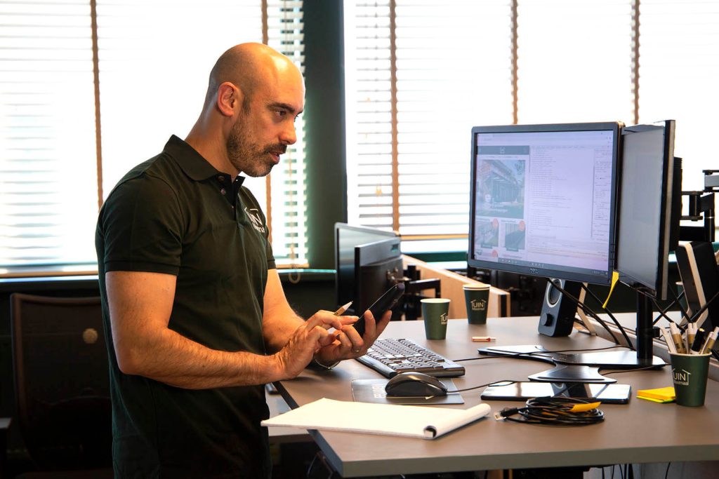 Sourcing en inkoopspecialist achter de computer