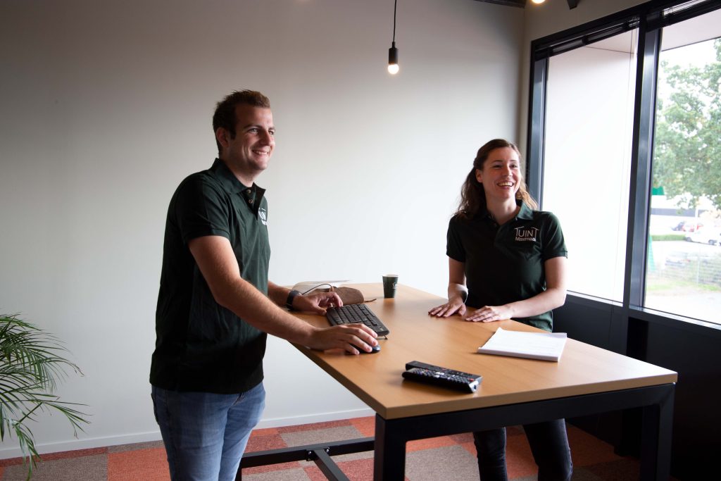 Product compliance officer in overleg met collega uit het team business coordination.