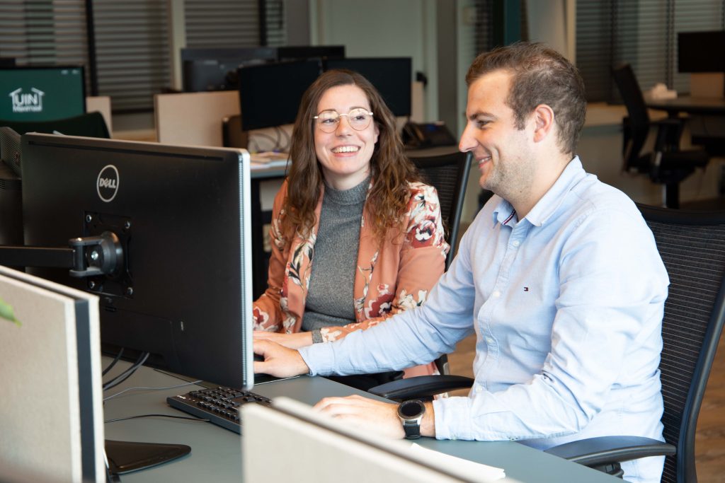 Product compliance officer aan het werk achter computer