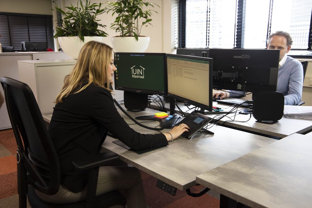 Assistent financial controller achter computer aan het werk bij Tuinmaximaal