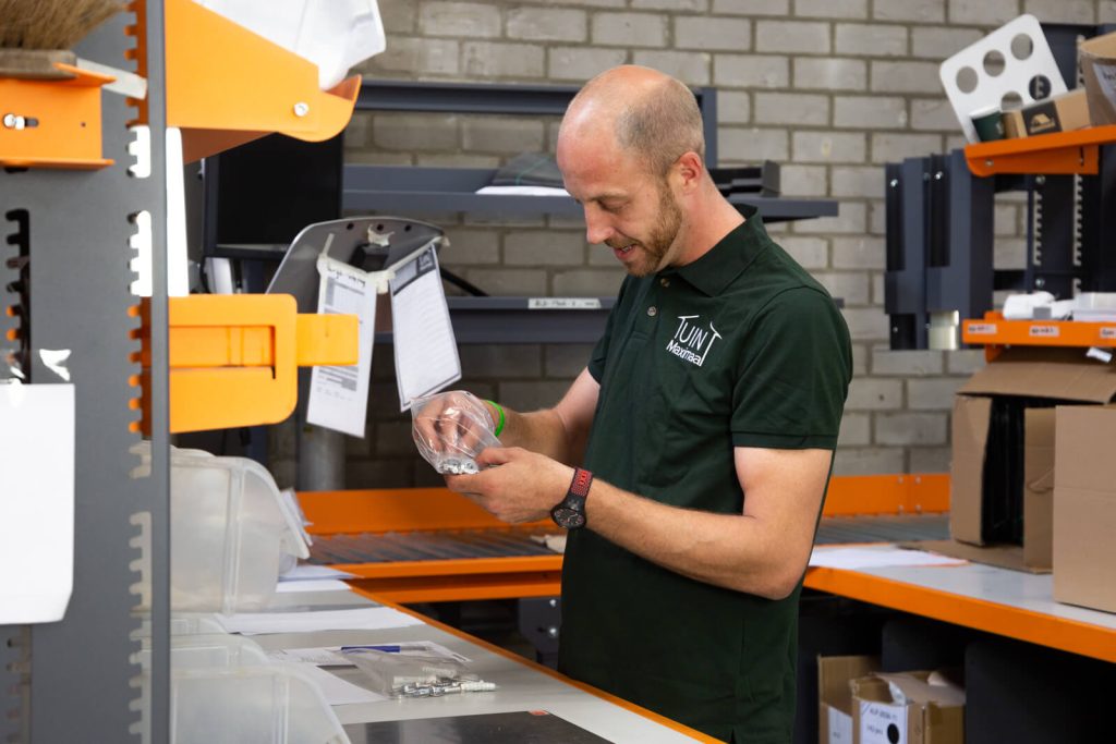 Facility medewerker in het magazijn