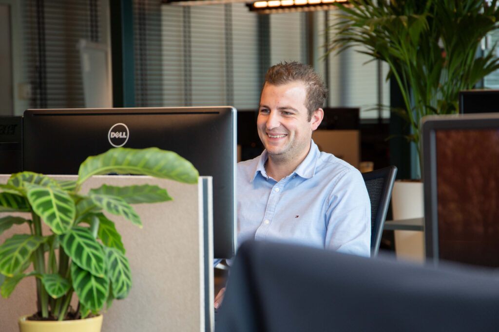 Corporate recruiter aan het werk achter computer