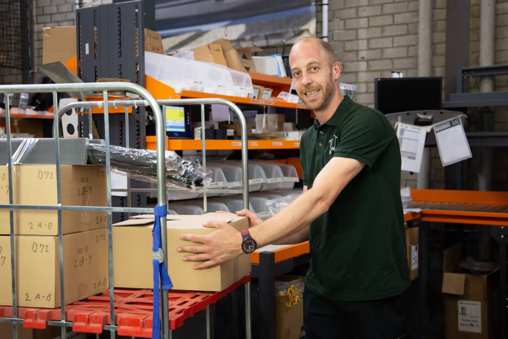 Warehouse expeditie medewerker gaat aan de slag met het controleren van de klaargezette orders in het magazijn van Tuinmaximaal.
